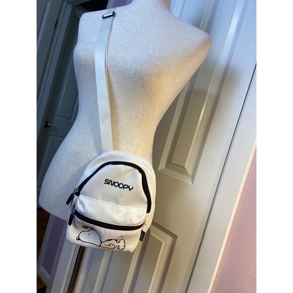 Snoopy mini crossbody/backpack - Picture 2 of 9